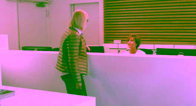 Patientin für eine ambulante Operation meldet sich bei der Anmeldung