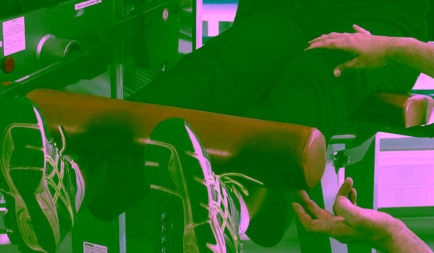 Knietraining am einer Maschine