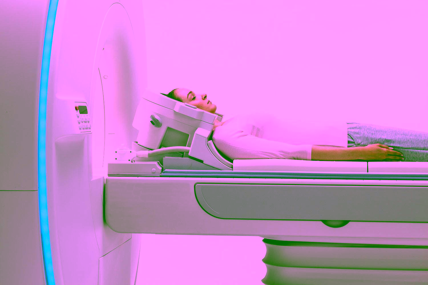 Seitenansicht eines MRT Geräts mit Patientin in der Radiologie Mönchengladbach