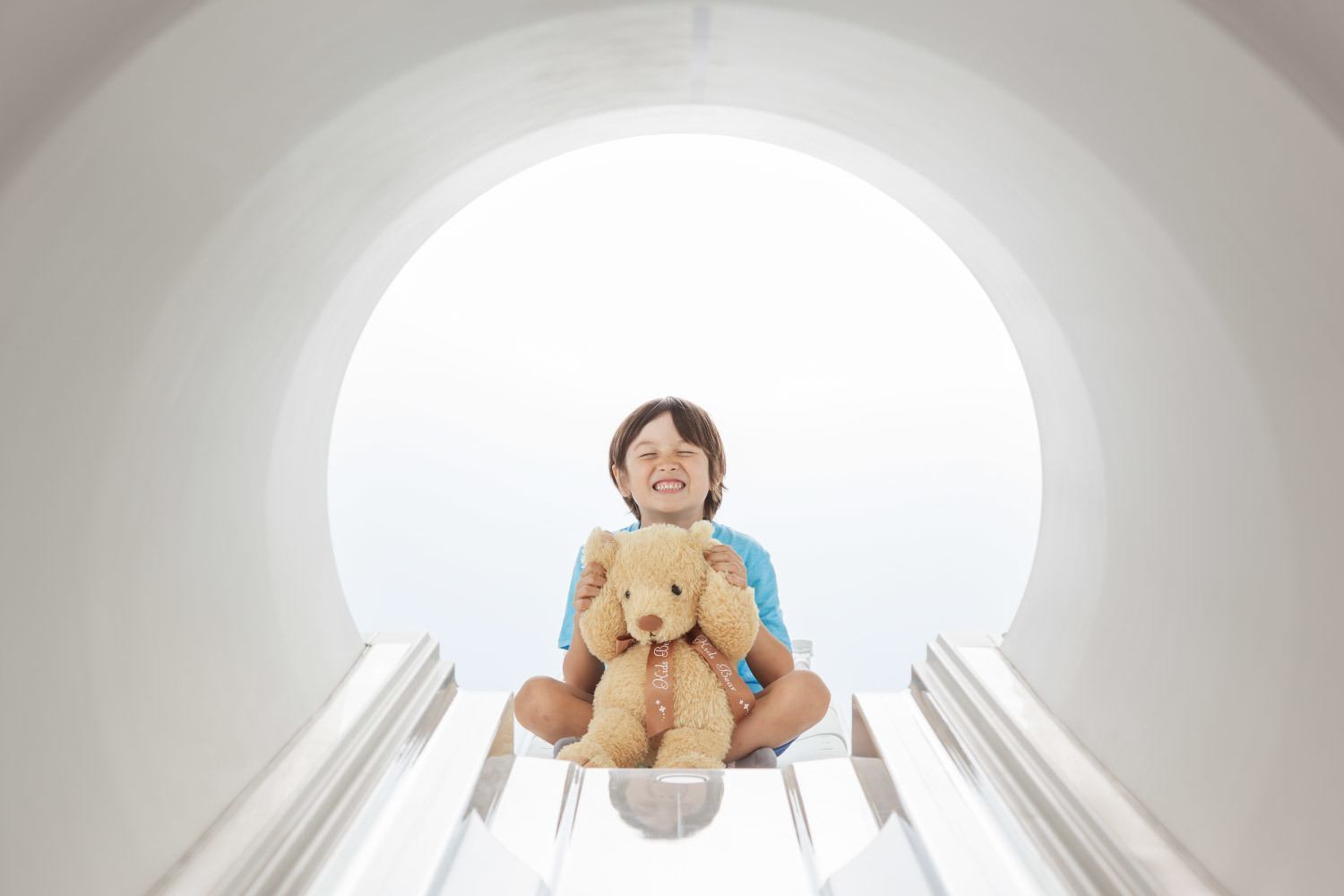 Innenansicht des Vantage_Galan_3T MRT Geräts mit Kind als Patient