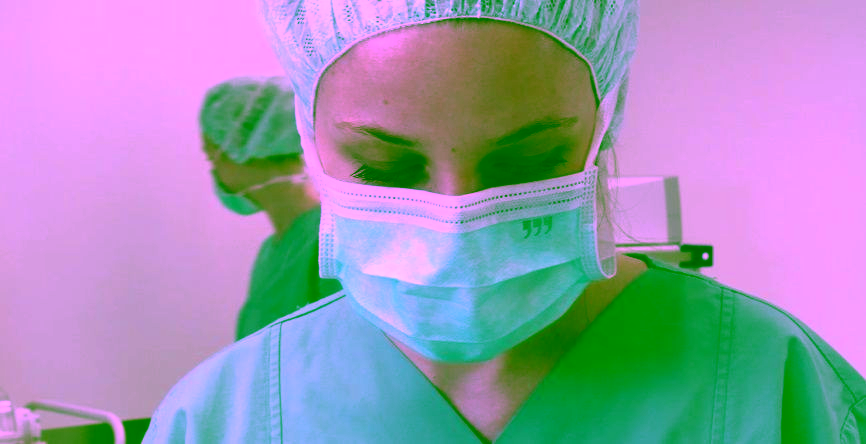 Mitarbeiterin mit OP Maske bei der ambulaten Operation