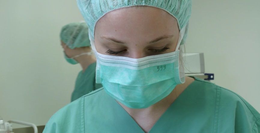 Arzt mit OP Maske bei der ambulaten Operation
