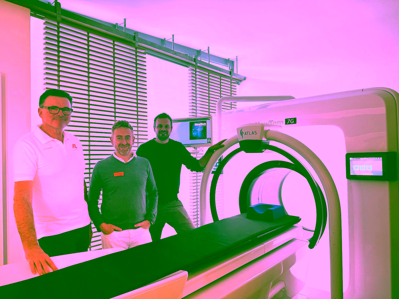 Die Orthopäden Dr. Heussen, Herr Zahedi und Dr. Wiedemann stehen vor dem neuen Cone Beam CT