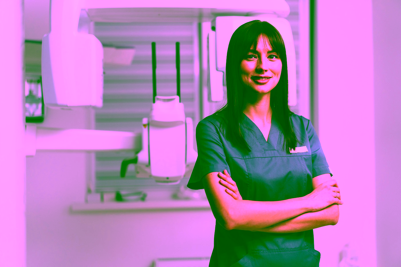 Ein Physician Assistant steht vor einem Röntgengerät