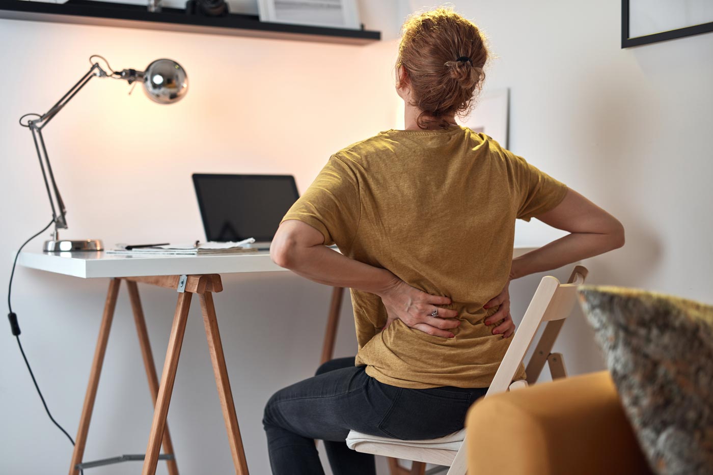 Wer viel sitzt und sich wenig bewegt, entwickelt häufig Rückenschmerzen