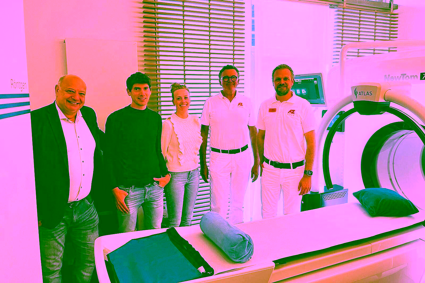 Dr. Joseph Heussen und A.J. Zahedi stehen mit Gästen aus Belgien vor dem neuen CBCT-Gerät