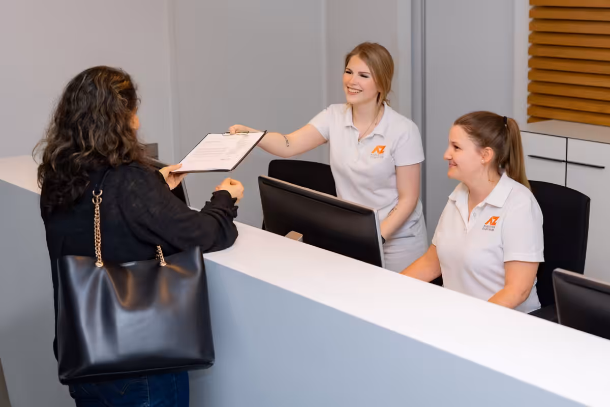 Freundlicher Empfang im ALBERTUS ZENTRUM Mönchengladbach, Team begrüßt Patientin persönlich