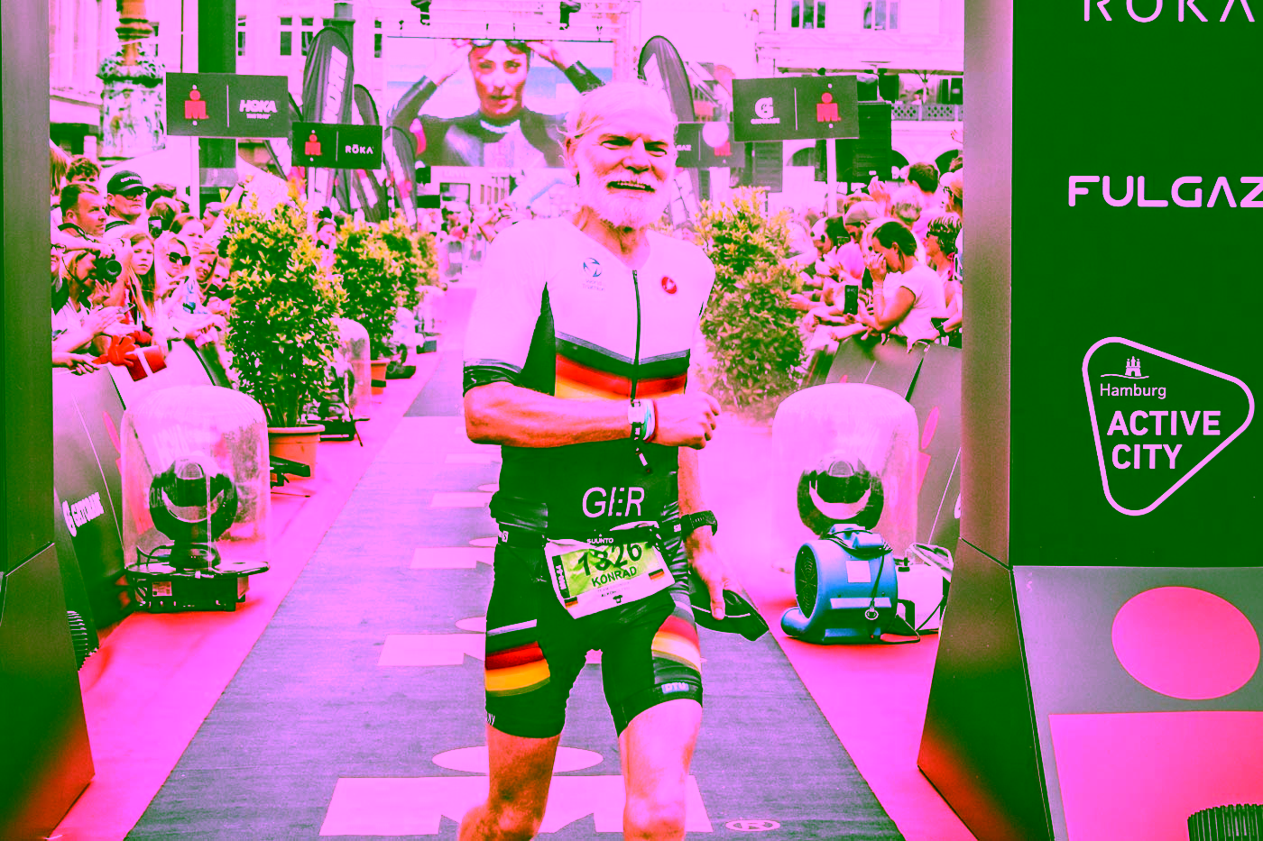 Konrad Schürmert läuft in Sportkleidung durch das Ziel