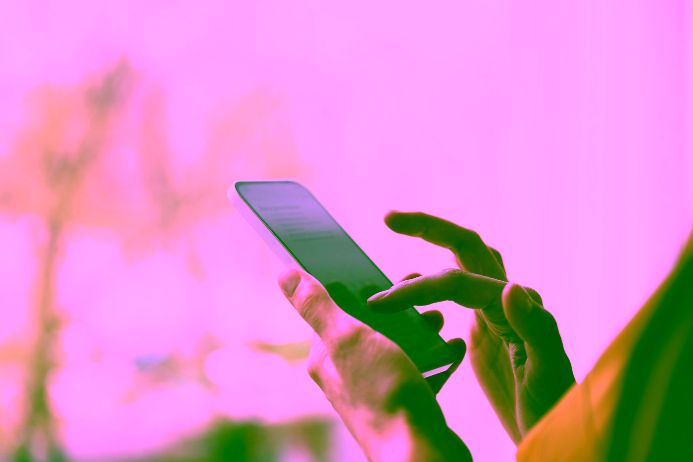 Eine Frau hält ein Smartphone in der Hand