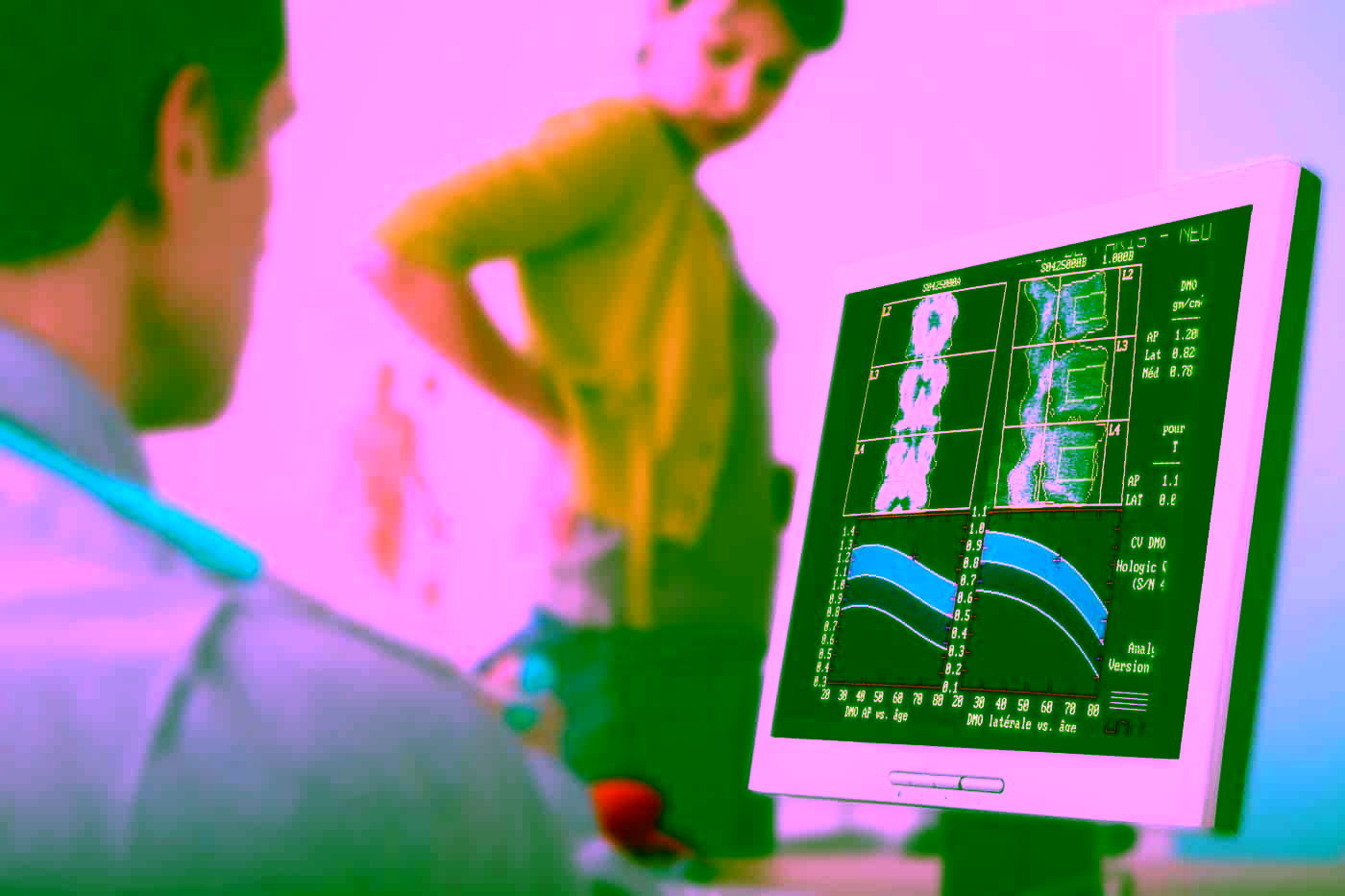 DXA-Knochendichtemessung - Ergebnisse werden auf dem Monitor angezeigt