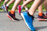 Verschiedene bunte Laufschuhe von Marathon-Läufern