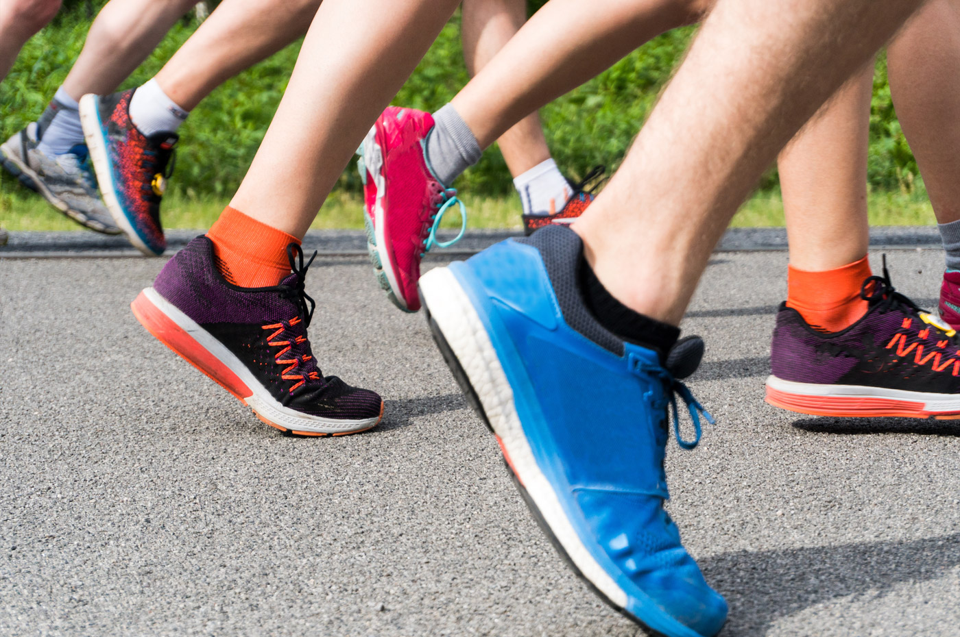 Verschiedene bunte Laufschuhen von Marathon-Läufern