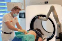 Lasernavigierte CT-gesteuerte Infiltration mit dem Roboterarm des ATLAS Laser Robot System am NewTom 7G im ALBERTUS ZENTRUM Mönchengladbach