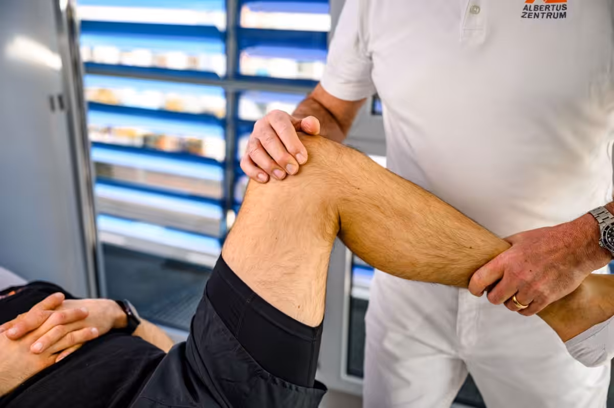 Untersuchung eines Beins in der Orthopädie ALBERTUS ZENTRUM in Mönchengladbach