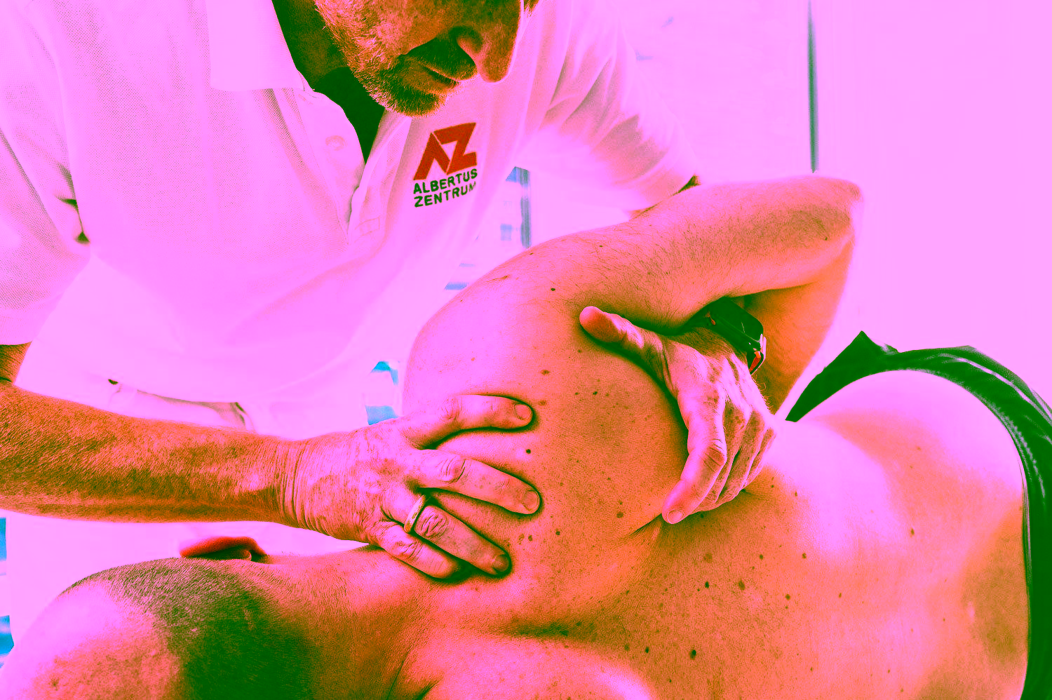 Orthopäde Alexej-Jian Zahedi untersucht einen Patienten im Rahmen der Osteopathie an der Schulter