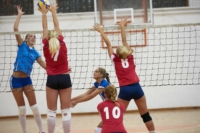 Ein Volleyball-Spiel von Frauen